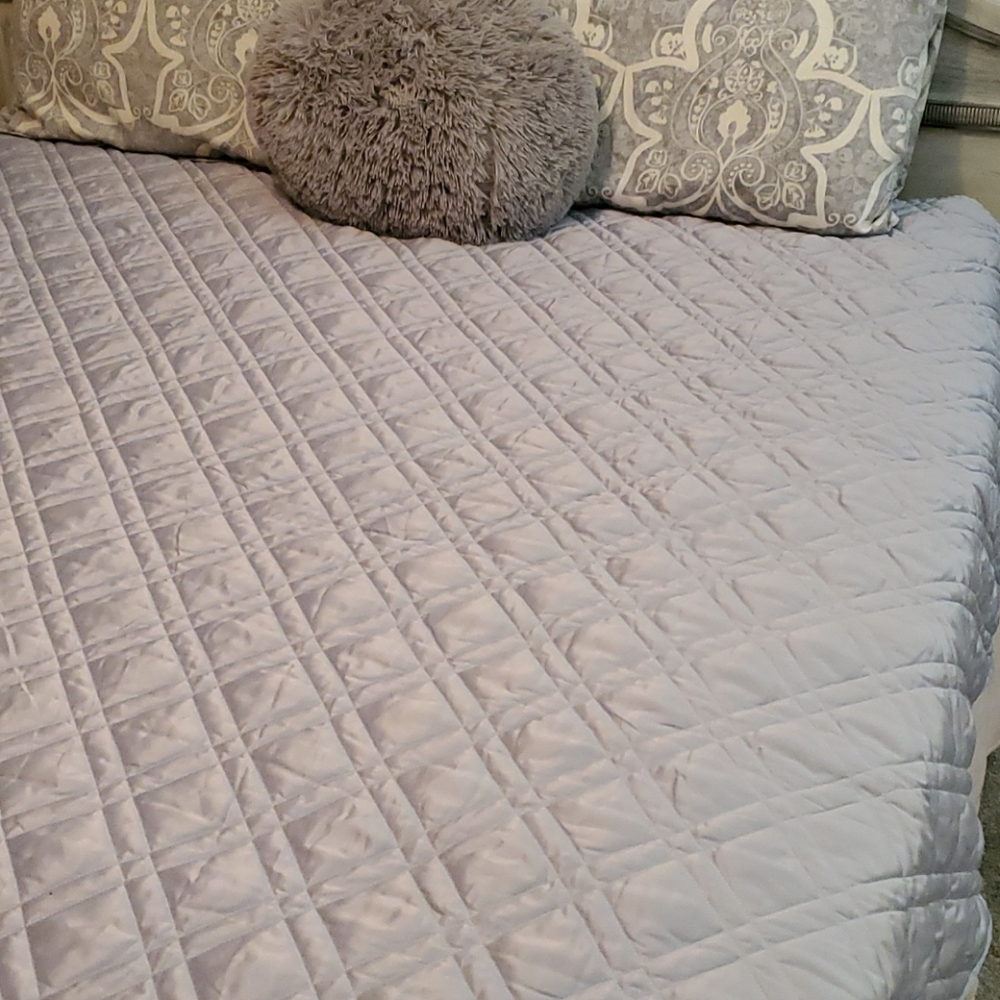 Calvin Klein queen spread/quilt,like new